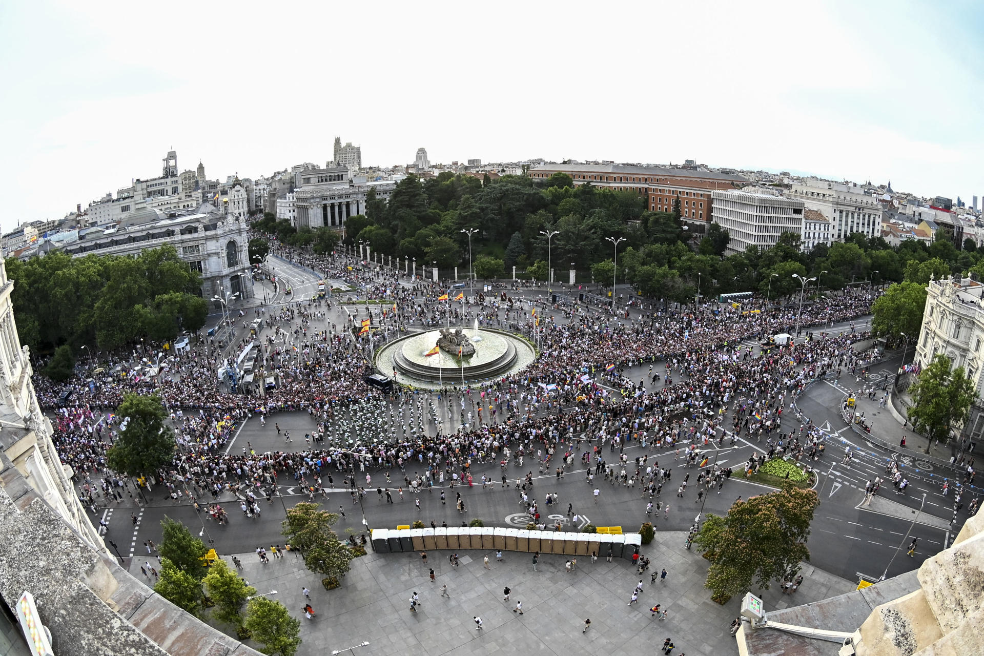 Un momento de la gran marcha del Orgullo 2025 a su paso por la plaza de Cibeles en su recorrido hoy sábado por las calles de Madrid en la que participan más de 40 carrozas con música y un ambiente festivo. EFE/ Fernando Villar