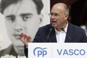 El secretario general del PP, Miguel Tellado, durante su intervención en el acto de recuerdo a Miguel Ángel Blanco con motivo del 28 aniversario de su asesinato por la banda terrorista ETA, este sábado en Ermua (Bizkaia). EFE/Miguel Toña