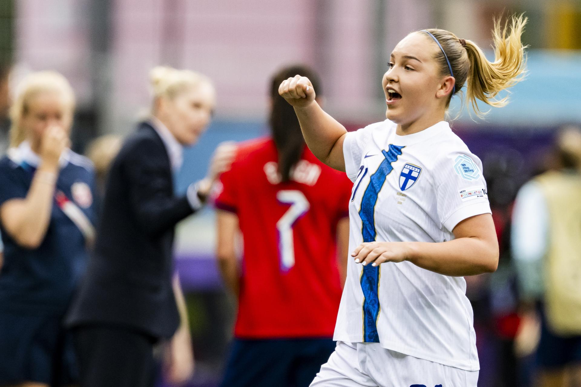 La finlandesa Oona Sevenius celebra el gol de su equipo ante Noruega en la Euocopa. EFE/EPA/JEAN-CHRISTOPHE BOTT