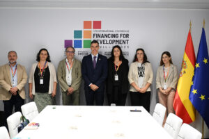 El presidente del Gobierno, Pedro Sánchez (c), se ha reunido este miércoles con representantes de las organizaciones de la sociedad civil que han participado en los debates de la IV Conferencia Internacional sobre la Financiación para el Desarrollo de Naciones Unidas, celebrada en Sevilla. EFE/Moncloa/Borja Puig de la Bellacasa/SOLO USO EDITORIAL/SOLO DISPONIBLE PARA ILUSTRAR LA NOTICIA QUE ACOMPAÑA (CRÉDITO OBLIGATORIO)