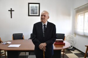 Imagen de archivo (14/11/2023) de José Antonio Torres (PP), de 98 años, con el bastón de mando de la alcaldía de Chercos (Almería). EFE / Carlos Barba