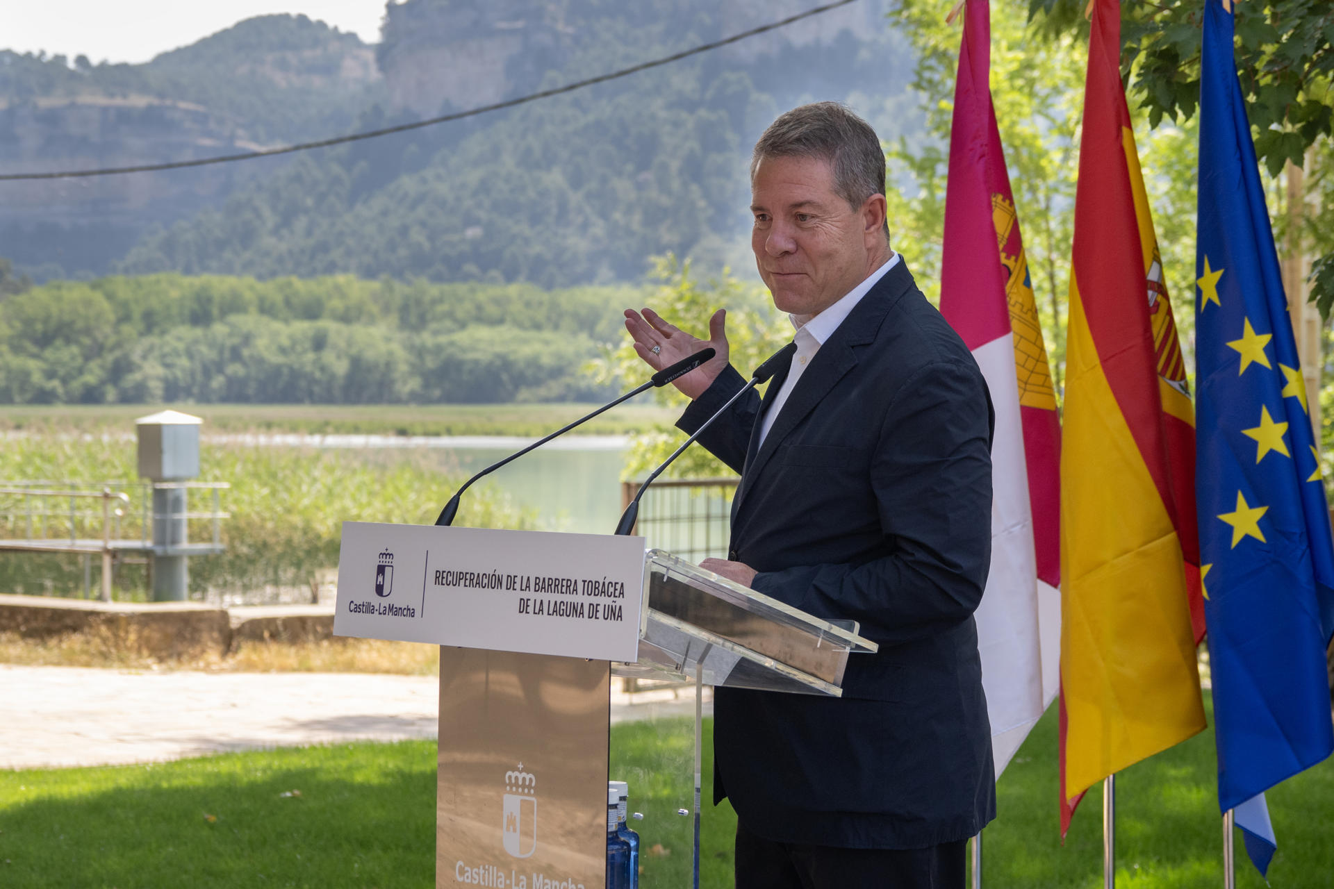 El presidente de Castilla-La Mancha, Emiliano García-Page, da un discurso mientras inaugura la recuperación de la barrera tobácea de la Laguna de Uña Hospedería de Uña de Cuenca. EFE/ Álvaro del Olmo