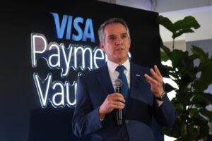 El presidente de Visa para América Latina y el Caribe, Eduardo Coello, al intervenir este jueves, 31 de julio, durante la presentación de la campaña para los clientes de la compañía crediticia que tendrán acceso exclusivo al primer sorteo de entradas para el Mundial de la FIFA en 2026, en Washington DC (EE.UU.). EFE/Octavio Guzmán