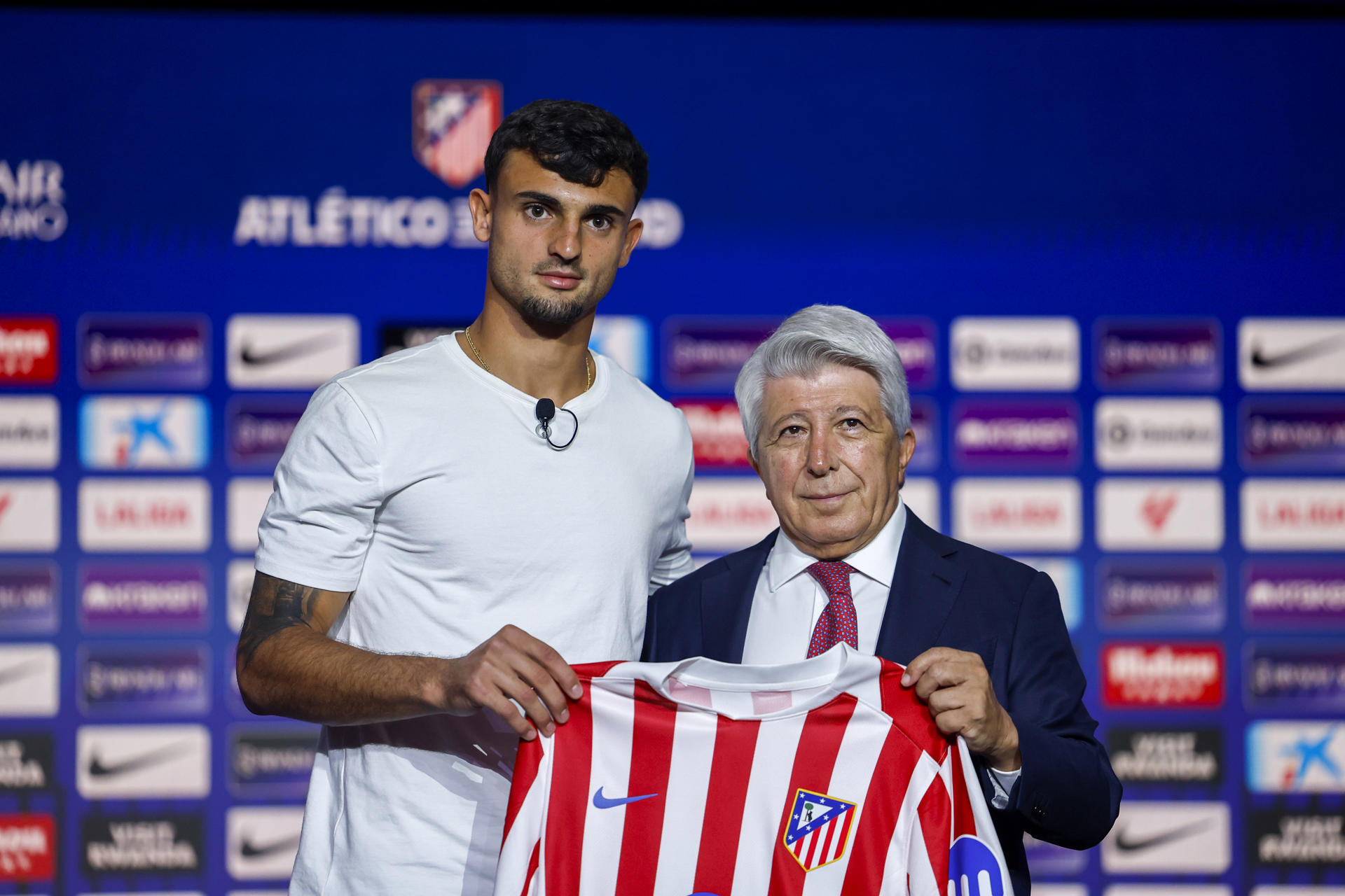 El defensa Marc Pubill posa con la camiseta durante su presentación como nuevo jugador del Atlético de Madrid, en el Metropolitano. Junto a él el presidente del club, Enrique Cerezo. EFE/ Chema Moya