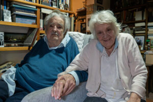 Fotografía de archivo del 18 de noviembre del 2024 del expresidente de Uruguay, José Mujica, y su esposa Lucía Topolansky durante una entrevista en Montevideo (Uruguay). EFE/ Sofía Torres