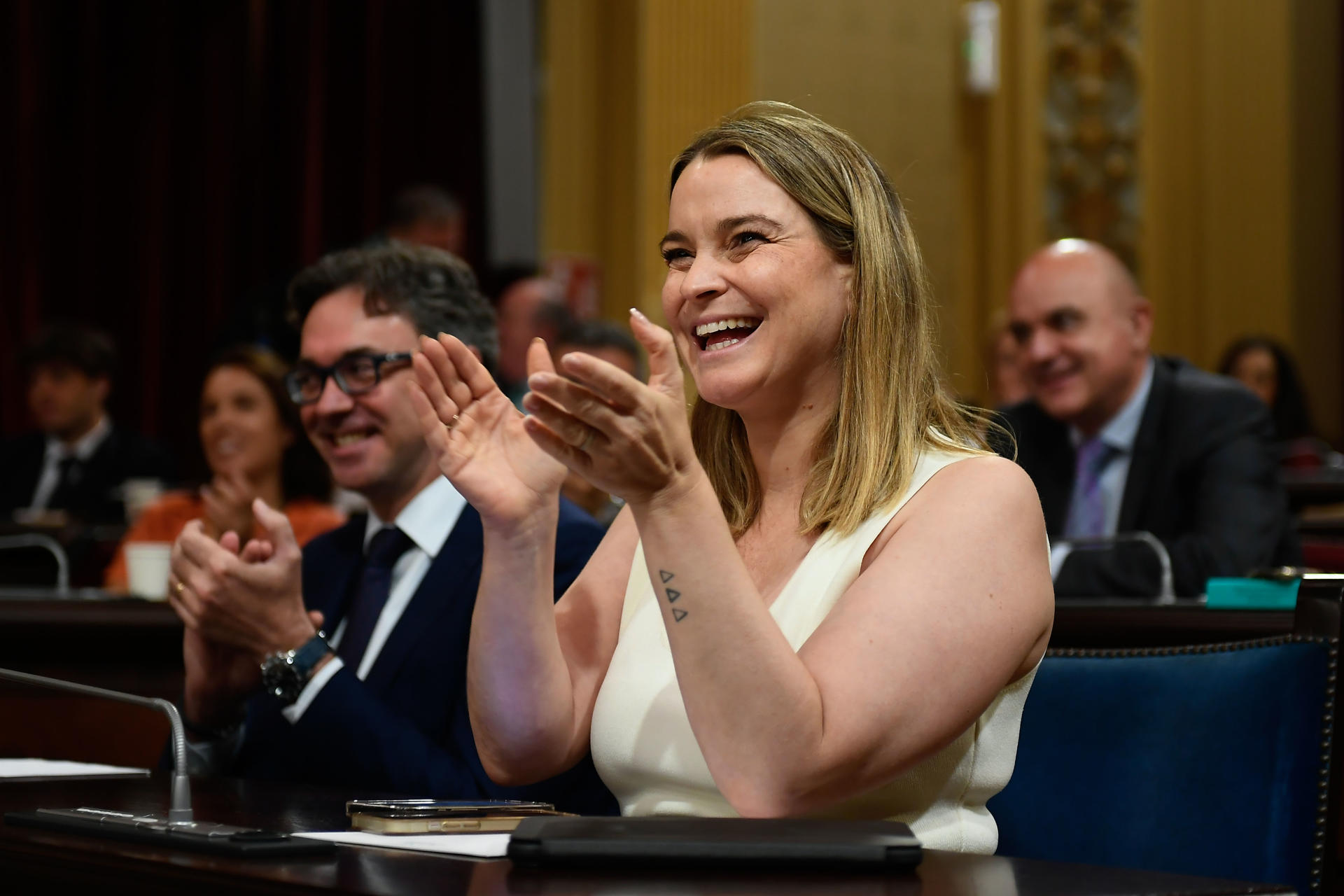 La presidenta del Govern, Marga Prohens, aplaude durante el pleno extraordinario del Parlament balear celebrado este miércoles. El Govern de Prohens ha logrado, seis meses después de lo previsto, aprobar este miércoles los presupuestos autonómicos para 2025 gracias al apoyo de Vox. EFE/Miquel A. Borràs