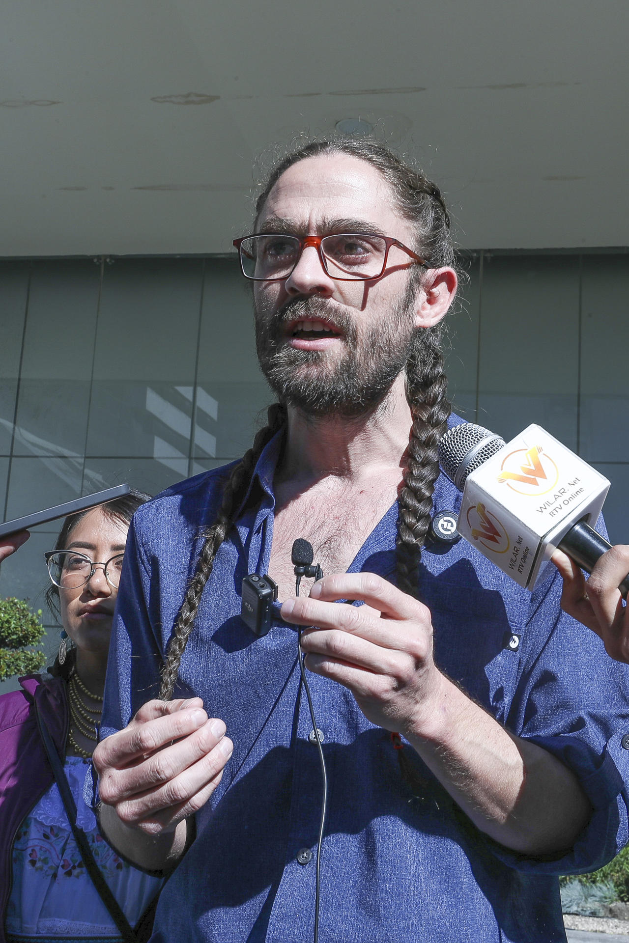 El representante del colectivo Yasunidos, Pedro Bermeo, habla con la prensa este lunes, en Quito (Ecuador). EFE/ José Jácome