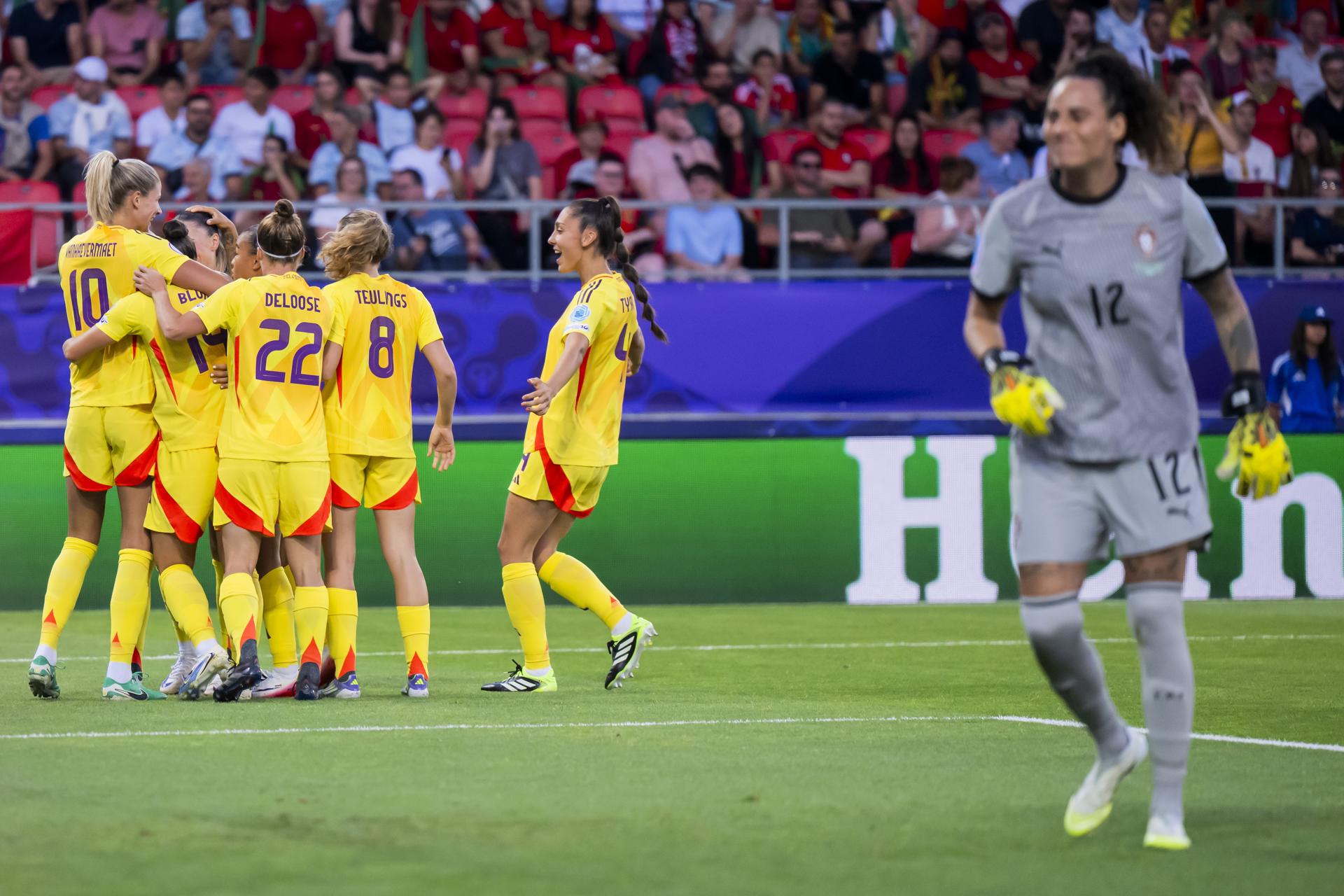 Los jugadoras belgas celebran el primer gol del partido durante el último partido del grupo D que dejó a las dos selecciones eliminadas de la Eurocopa 2025 en Sion, Suiza. EFE/EPA/JEAN-CHRISTOPHE BOTT