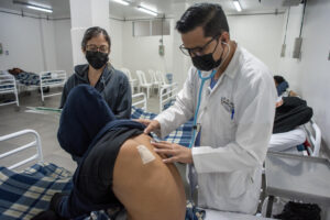 Un joven recibe tratamiento en un hospital en Guayaquil (Ecuador), en una fotografía de archivo. EFE/Mauricio Torres
