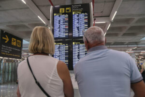 Pasajeros en un aeropuerto, en una fotografía de archivo. EFE/ Miquel A. Borràs