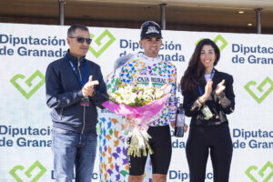 Fotografía de Carlos Díaz en la que puede verse en una imagen de archivo del 22 de febrero de 2025 al ciclista uruguayo Thomas Silva (Caja Rural). El corredor de Maldonado lidera el Tour de Qinghai tras la disputa de la sexta etapa. EFE