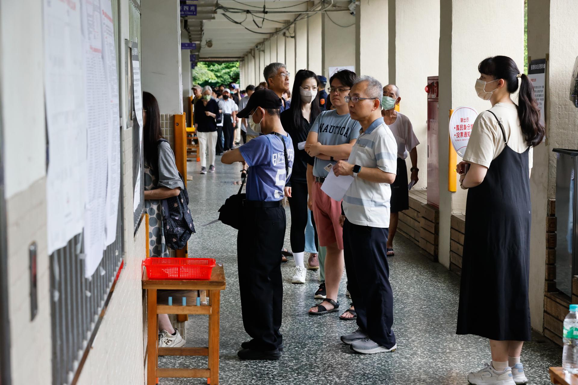 Taiwaneses hacen cola para votar durante una elección de revocación en Taipei, Taiwán, el 26 de julio de 2025. EFE/EPA/RITCHIE B. TONGO
