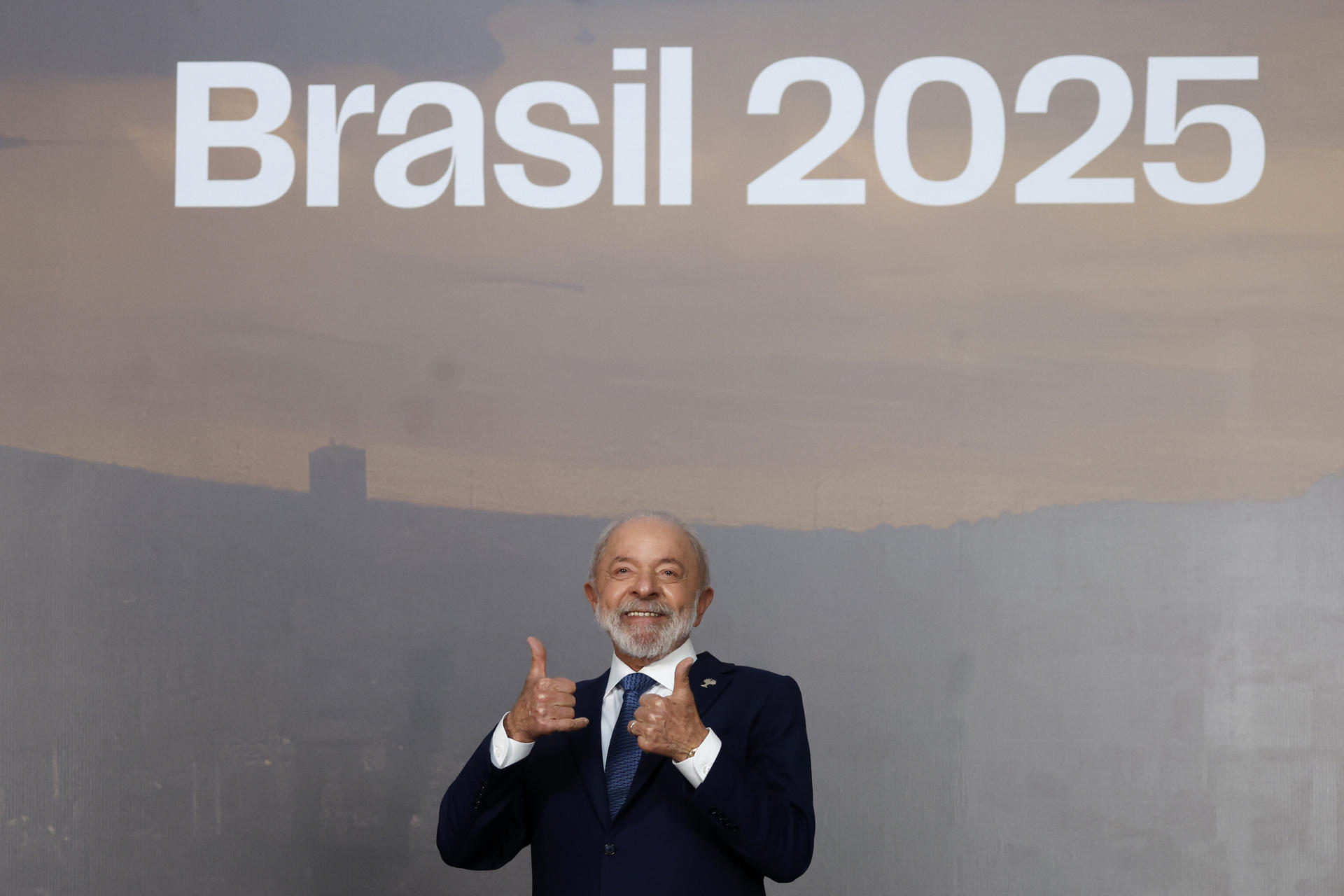 El presidente de Brasil, Luiz Inácio Lula da Silva, posa en la cumbre de los BRICS este lunes, en Río de Janeiro (Brasil). EFE/ Antonio Lacerda