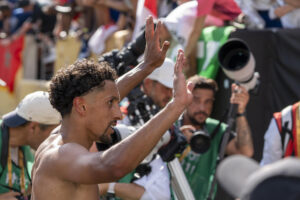 Marquinhos, jugador del París Saint-Germain, saluda a los aficionados al terminar el partido del Mundial de Clubes ante Real Madrid. EFE/Ángel Colmenares