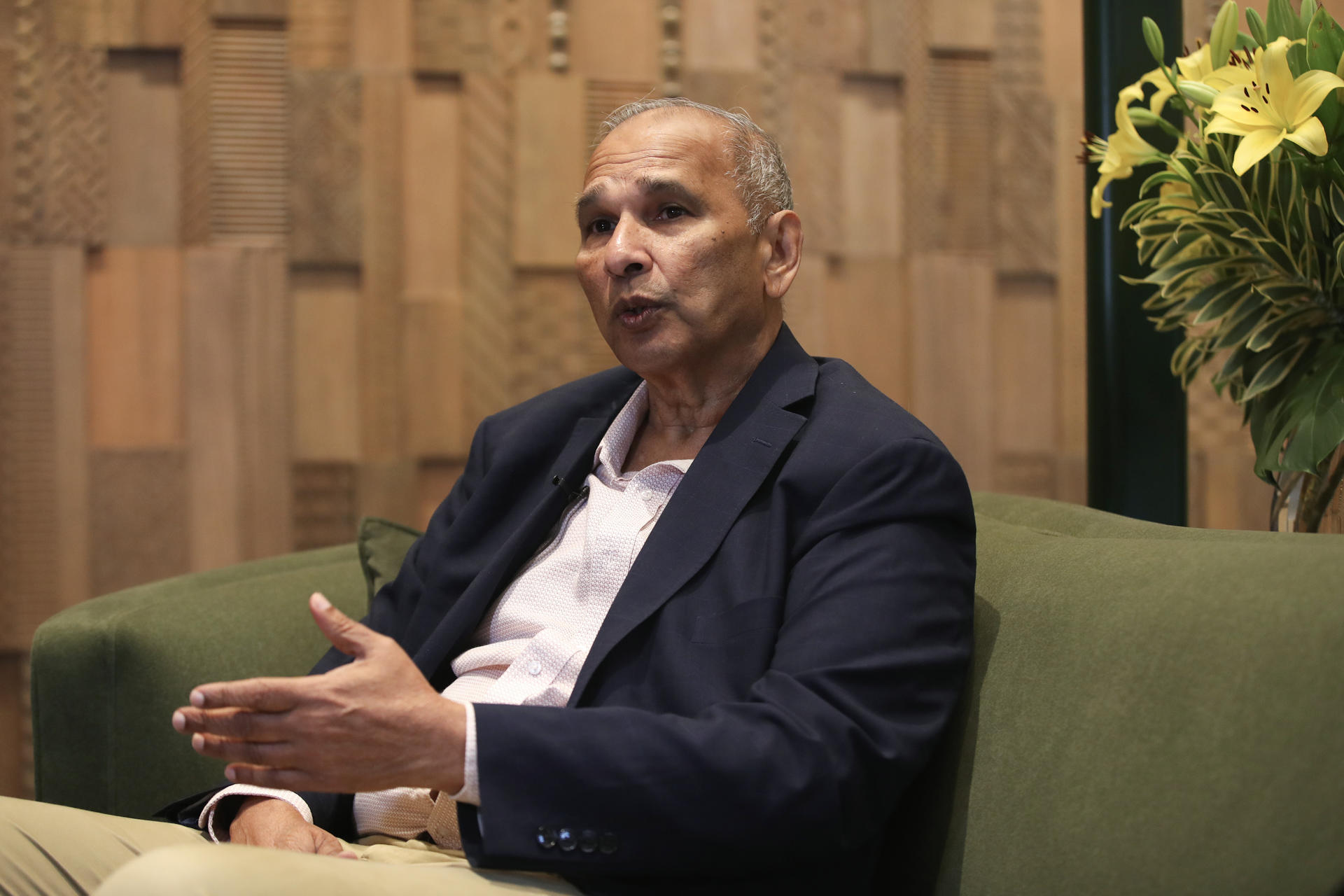 El candidato por Guyana a dirigir el Instituto Interamericano de Cooperación para la Agricultura (IICA), Muhammad Ibrahim, habla en entrevista con EFE este viernes, en Lima (Perú). EFE/ Paolo Aguilar
