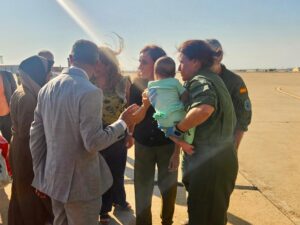 Trece menores y un adulto gazatíes con enfermedades o heridas, acompañados de 44 familiares, aterrizaron este jueves a la Base Aérea de Zaragoza (este de España) para ser tratados en hospitales de distintos puntos del territorio español, informó el Ministerio de Sanidad. EFE/Mº de Sanidad. SOLO USO EDITORIAL/SOLO DISPONIBLE PARA ILUSTRAR LA NOTICIA QUE ACOMPAÑA (CRÉDITO OBLIGATORIO)