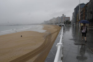 Vista de la Playa de San Lorenzo, en Gijón, este miércoles. EFE/ Juan González