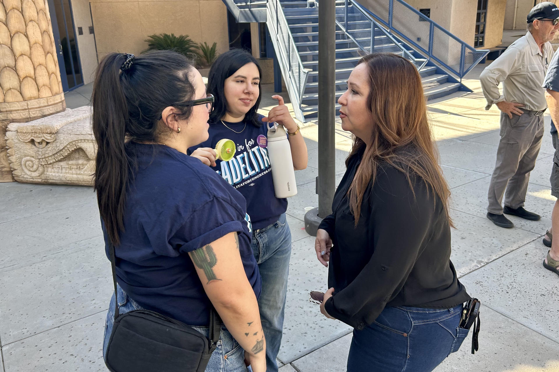 Fotografía del 21 de junio de 2025 de la candidata demócrata al congreso por el distrito 7 de Arizona, Adelita Grijalva (d), hablando en Tucson Arizona (Estados Unidos). EFE/María León