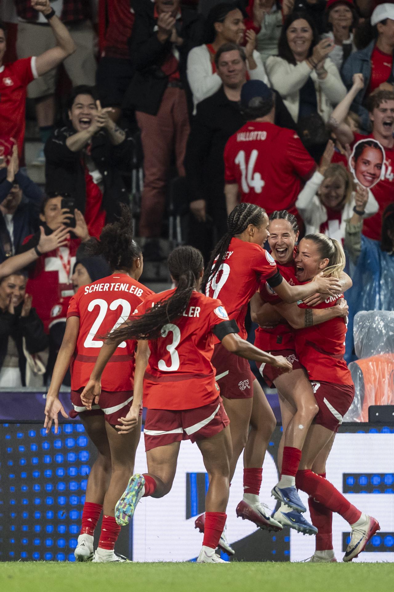 Las jugadoras de Suiza celebran el 2-0 ante Islandia en la segunda jornada de la Eurocopa en Berna. EFE/EPA/SALVATORE DI NOLFI