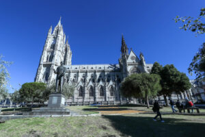 Fotografía de Iglesia de la Basilica del Voto Nacional este lunes, en Quito (Ecuador). EFE/ José Jácome