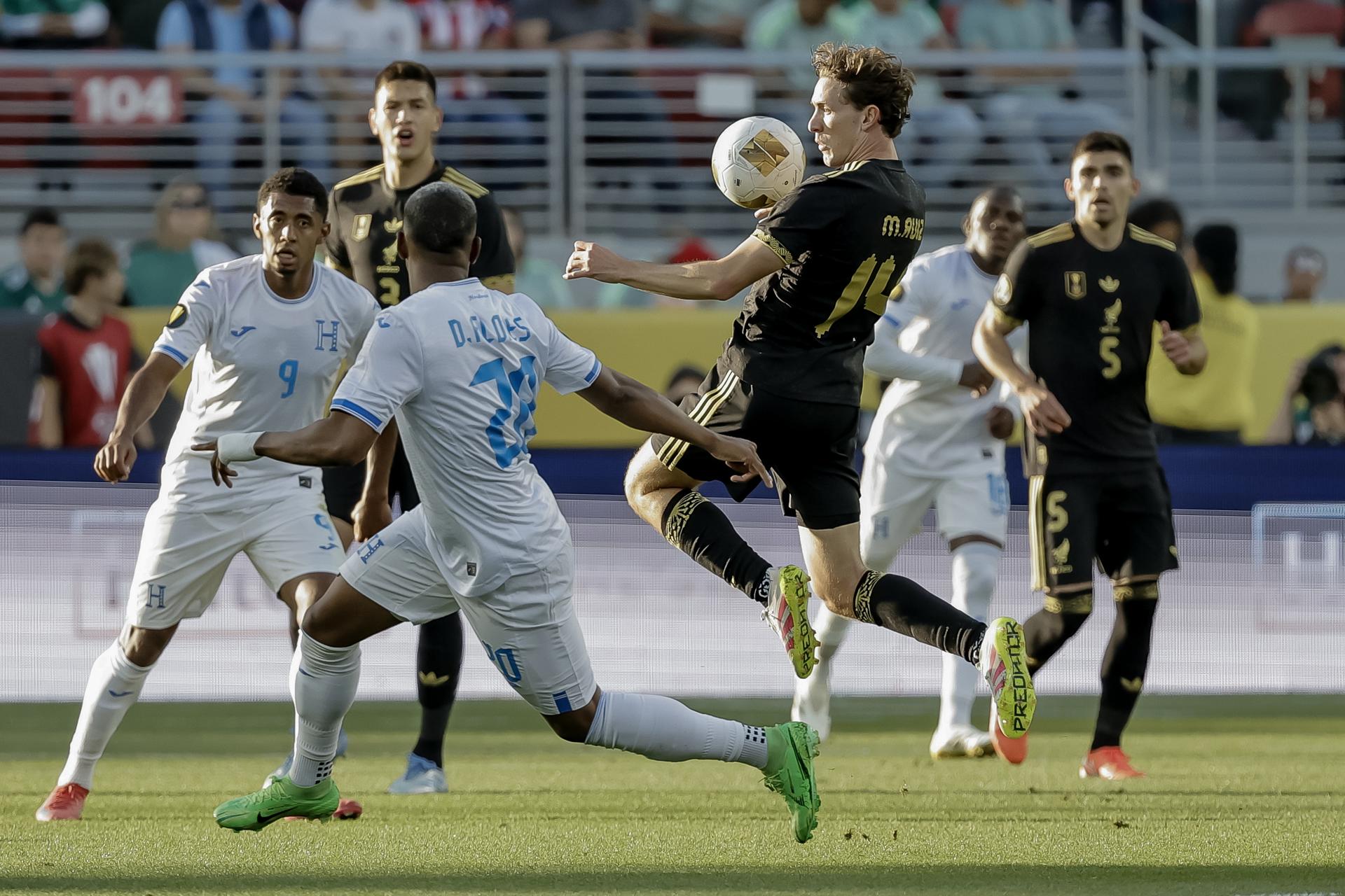 El mexicano Marcel Ruiz (d) domina el balón entre defensores de Honduras durante el partido que clasificó este jueves en Santa Clara (California) al Tri para la final de la Copa Oro, este domingo contra Estados Unidos. EFE/EPA/JOHN G. MABANGLO
