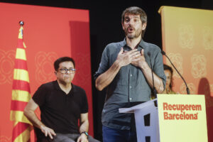 El ministro de Cultura Ernest Urtasun (d) y el diputado en el Congreso Gerardo Pisarello (i) participan en el acto de clausura del congreso de BComú celebrado este domingo en Barcelona. EFE/ Quique García