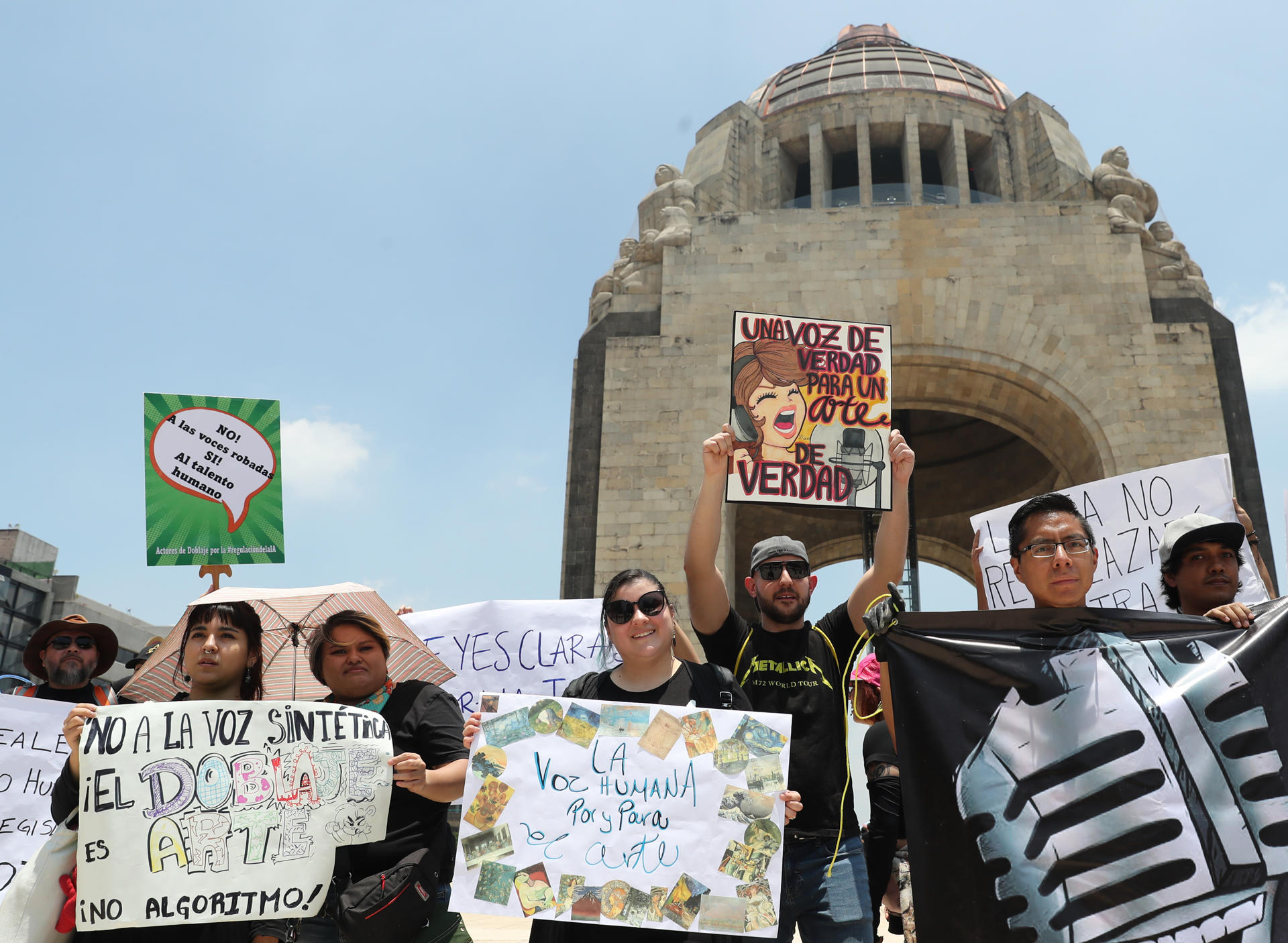 Personas participan en una manifestación este domingo, en el Monumento a la Revolución en Ciudad de México (México). EFE/ Mario Guzmán