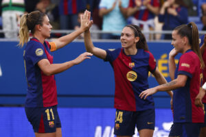 La centrocampista del FC Barcelona Aitana Bonmatí (c), la centrocampista Alexia Putellas (i) y la delantera Claudia Pina (d), celebran un gol en una foto de archivo. EFE/Quique García