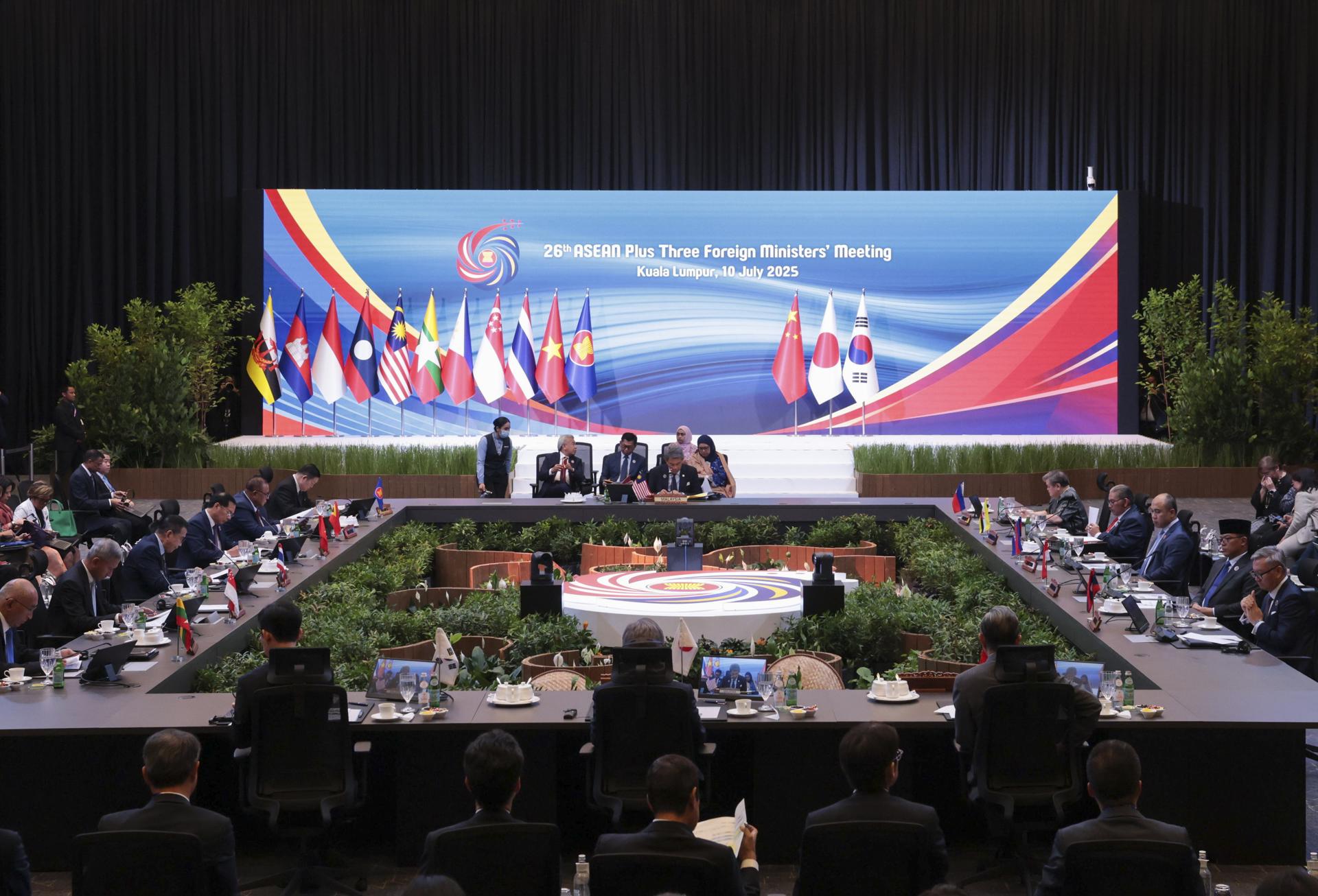 Kuala Lumpur (Malaysia), 10/07/2025.- A general view of the 26th ASEAN Plus Three Foreign Ministers' Meeting at the 58th Association of Southeast Asian Nations (ASEAN) Foreign Ministers' Meetings in Kuala Lumpur, Malaysia, 10 July 2025. (Malasia) EFE/EPA/HASNOOR HUSSAIN / POOL