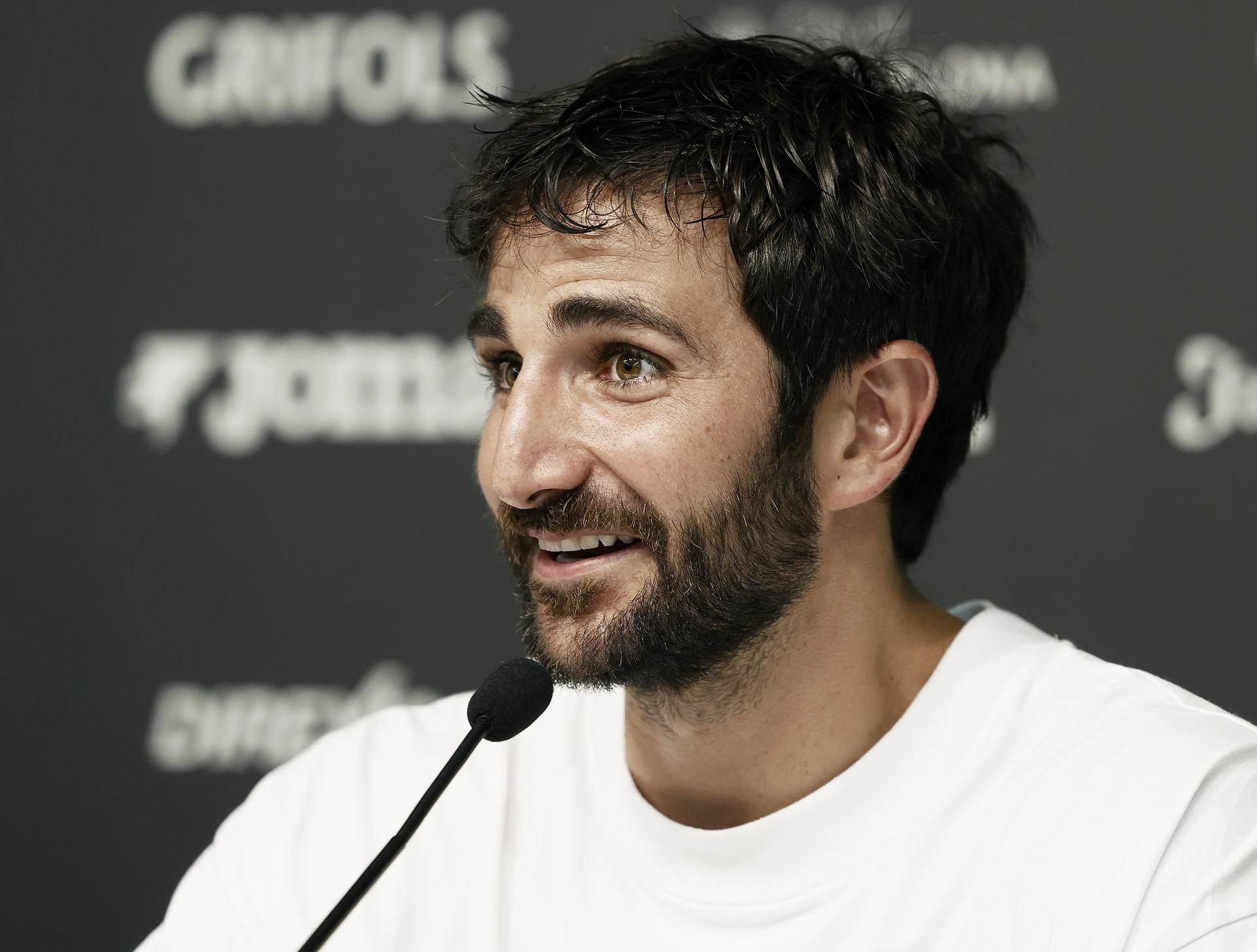 El base Ricky Rubio, de 34 años, durante su presentación como nuevo jugador del Joventut de Badalona, su regreso al baloncesto profesional tras un año sin jugar para centrarse en su salud mental. EFE/Andreu Dalmau