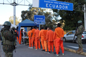 Integrantes de las Fuerzas Armadas de Ecuador custodian a presos colombianos durante su proceso de deportación este viernes, en el paso fronterizo entre Ecuador y Colombia en Rumichaca (Ecuador). EFE/ Xavier Montalvo