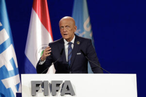 Fotografía de Juan Pablo Pino en la que puede verse en una imagen de archivo del 15 de mayo de 2025 al jefe del Comité de Árbitros de la Federación Internacional de Fútbol Asociación (FIFA), Pierluigi Collina. EFE