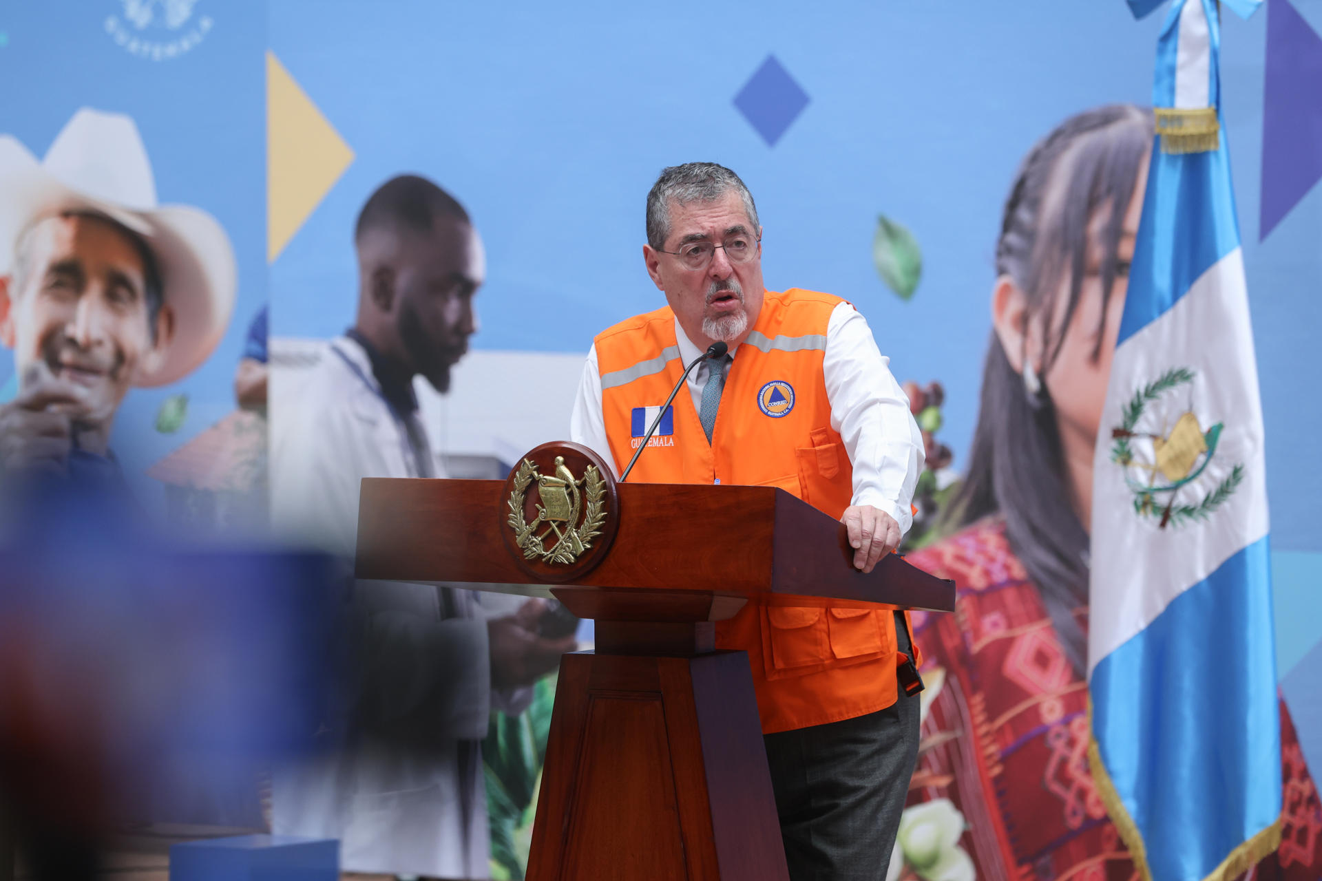 El presidente de Guatemala, Bernardo Arévalo de León, habla durante una rueda de prensa este lunes, en el Palacio Nacional de la Cultura en Ciudad de Guatemala (Guatemala). EFE/ Mariano Macz