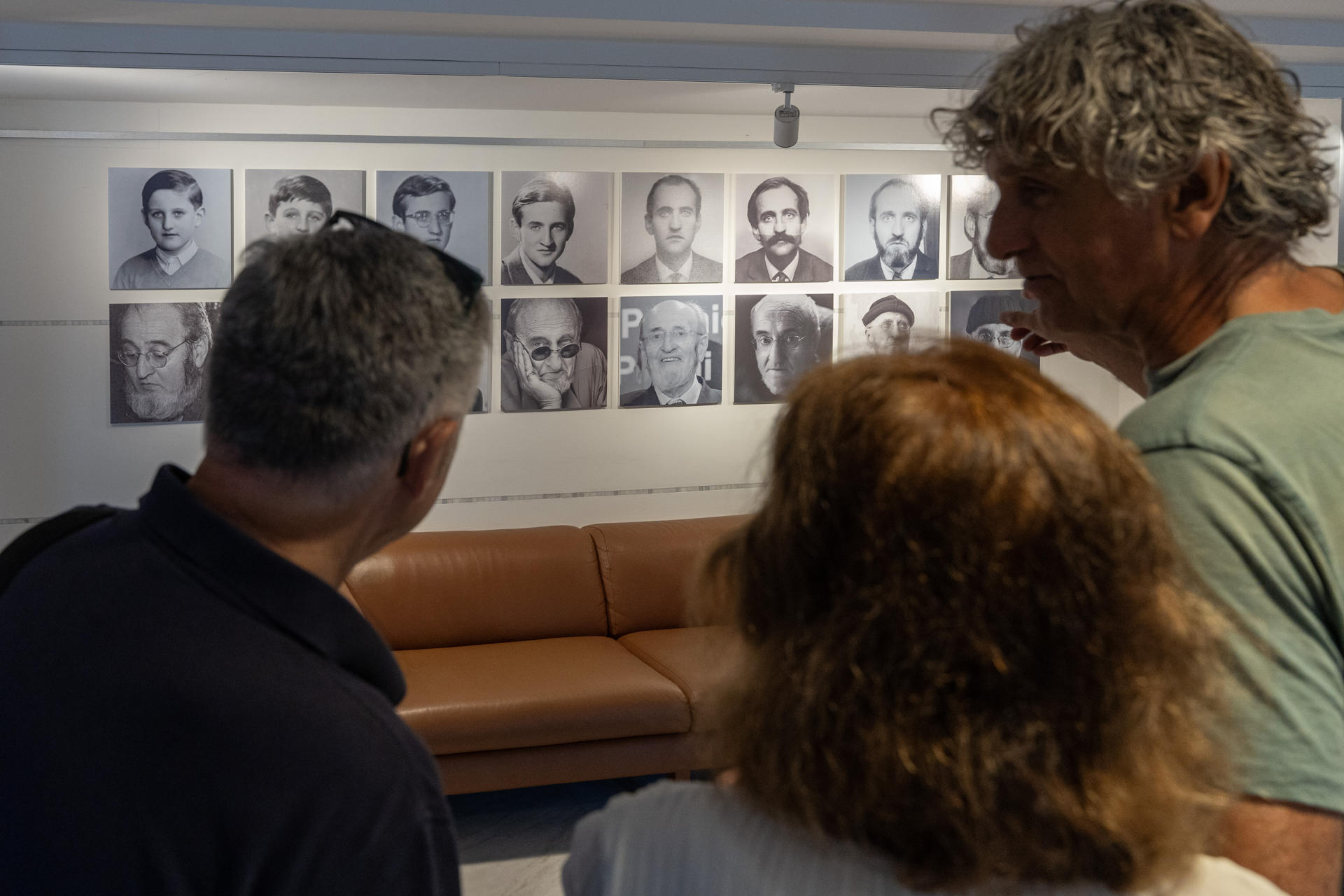 La directora de Cultura y Patrimonio Histórico, Eva Guillermina Fernández, y el comisario y escritor, Mario Crespo, presentan en rueda de prensa, la exposición Homenaje a Álvaro Pombo. Una narrativa de la fragilidad en homenaje al autor santanderino por su reciente Premio Cervantes. EFE/ Román G. Aguilera