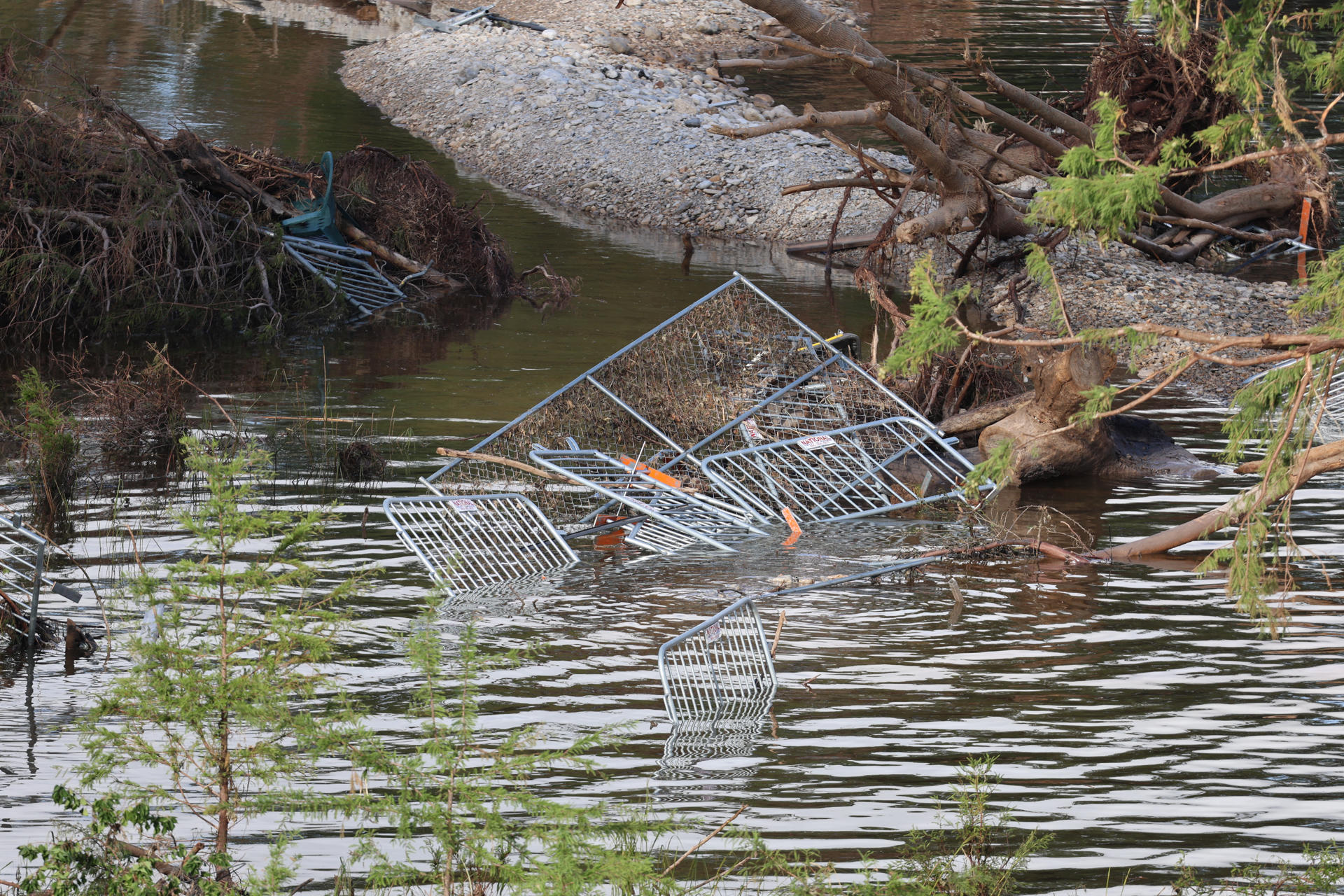 Fotografía del 8 de julio de 2025 que muestra los escombros dejados debido a las inundaciones en los alrededores del río Guadalupe en Kerville, Texas (EE.UU.). EFE/ Octavio Guzmán
