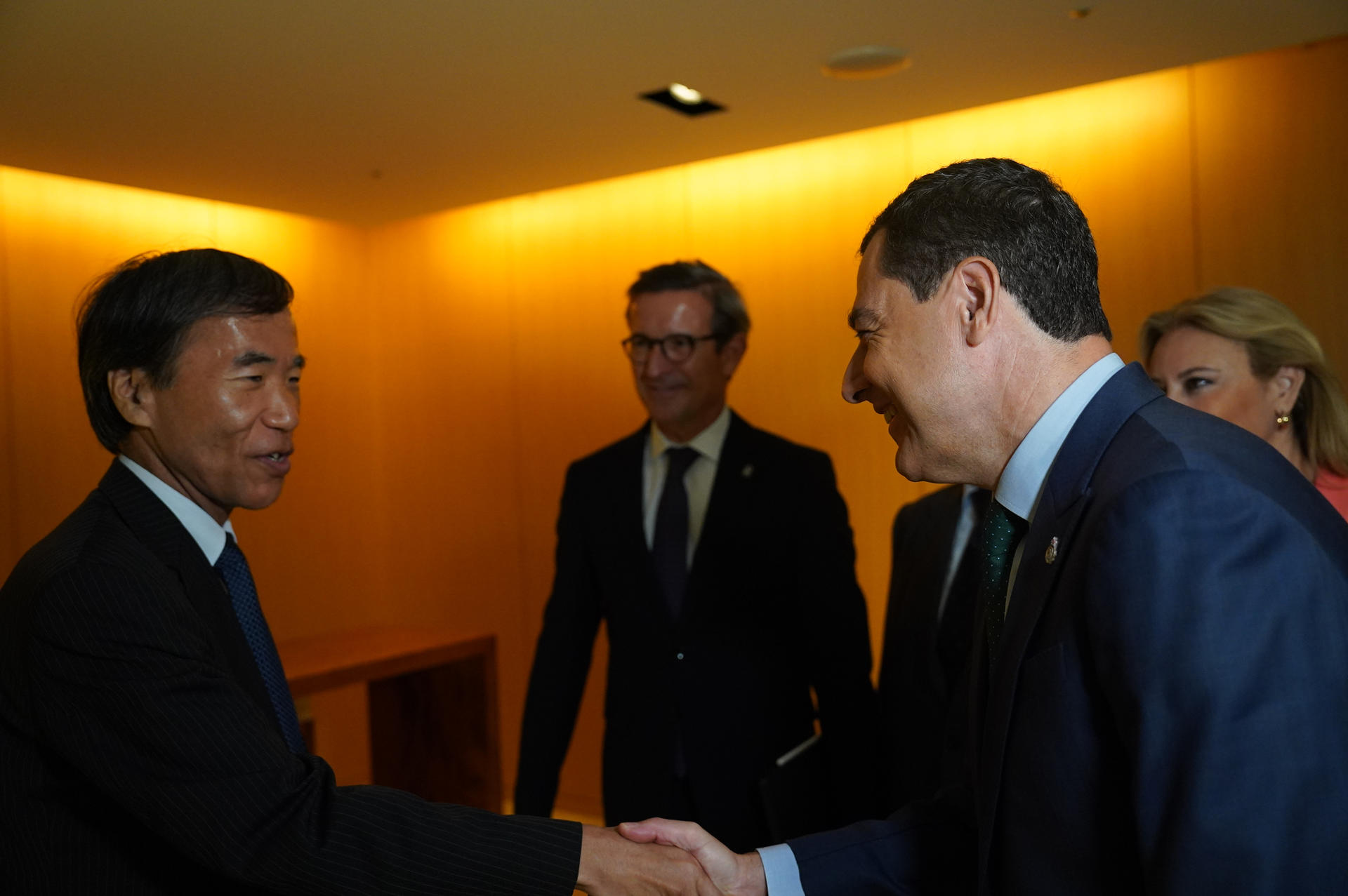 El presidente de la Junta de Andalucía, Juanma Moreno (d), ha anunciado que el Gobierno que preside y la Organización de Comercio Exterior de Japón (JETRO) han firmado este miércoles un acuerdo comercial para cooperar en diversos ámbitos como la industria y la energía. EFE/Junta de Andalucía // SOLO USO EDITORIAL/SOLO DISPONIBLE PARA ILUSTRAR LA NOTICIA QUE ACOMPAÑA (CRÉDITO OBLIGATORIO)
