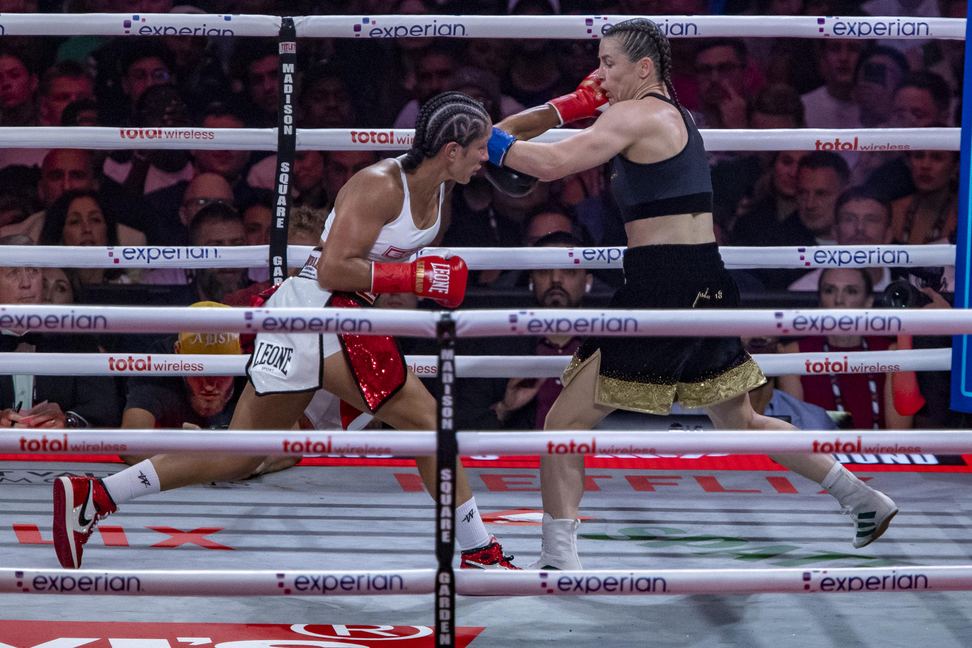 La puertorriqueña Amanda Serrano (i) pelea contra la irlandesa Katie Taylor por el campeonato indiscutible superligero en el Madison Square Garden en Nueva York. EFE/Ángel Colmenares