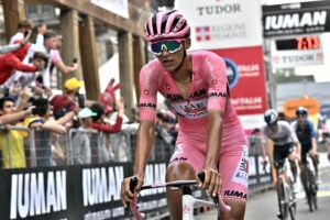 El mexicano Isaac Del Toro, del UAE Team Emirates XRG, durante una etapa del Giro de Italia 2025. EFE/EPA/LUCA ZENNARO