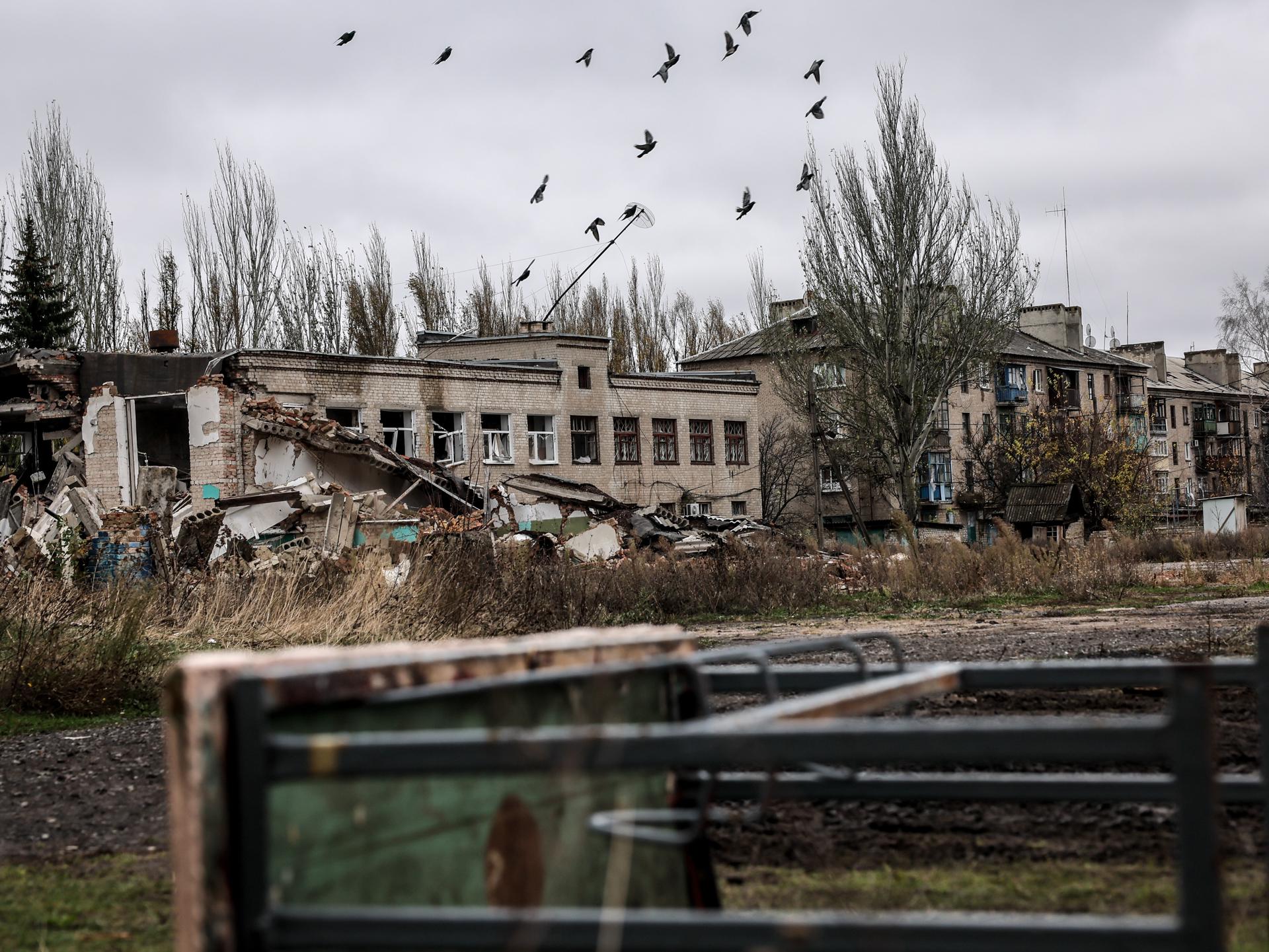Imagen de archivo de una escuela dañada por los bombardeos en la ciudad de Chasiv Yar, cerca de Bakhmut, en la región de Donetsk (Ucrania), el 9 de noviembre de 2023. EFE/EPA/OLEG PETRASYUK
