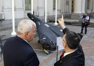 El ministro de Exteriores de Israel, Gideon Sa'ar (d), hace un gesto al lado del ministro de Exteriores de Ucrania, Andrii Sybiha (i), mientras miran un dron ruso Shahed 'Geran-2' frente a la sede del Ministerio de Exteriores, en Kiev, Ucrania, en una imagen del 23 de julio de 2025. EFE/EPA/SERGEY DOLZHENKO
//////////
KYIV (Ukraine), 23/07/2025.- Israel's Foreign Minister Gideon Sa'ar (R) gestures next to Ukraine's Foreign Minister Andrii Sybiha (L) as they look at a Russian Shahed 'Geran-2' drone in front of the Foreign Ministry headquarters, in Kyiv, Ukraine, 23 July 2025, amid the ongoing Russian invasion. The Israeli foreign minister is on an official trip to Kyiv, to meet top Ukrainian officials and Jewish community representatives. (Ucrania, Kiev) EFE/EPA/SERGEY DOLZHENKO