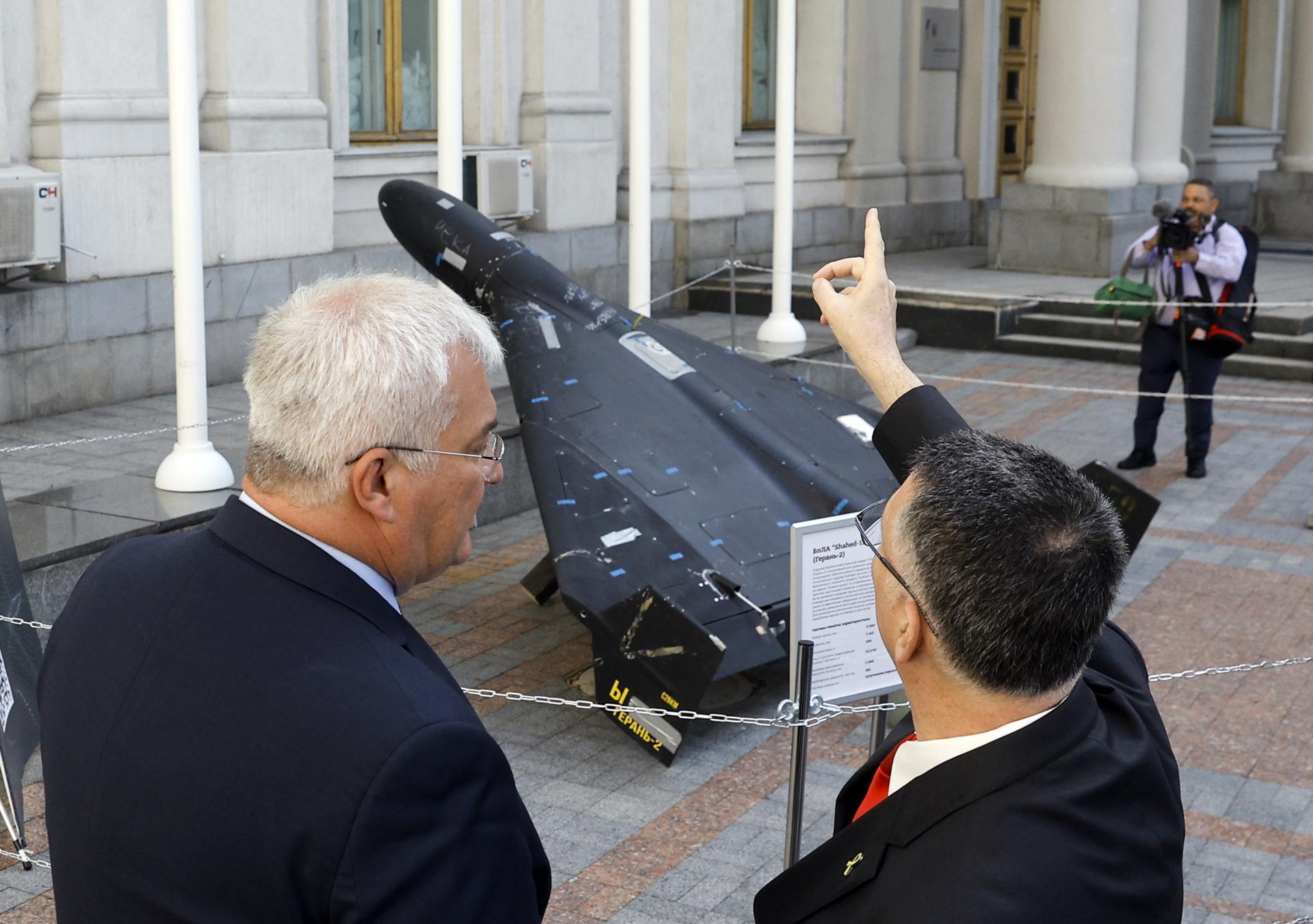 El ministro de Exteriores de Israel, Gideon Sa'ar (d), hace un gesto al lado del ministro de Exteriores de Ucrania, Andrii Sybiha (i), mientras miran un dron ruso Shahed 'Geran-2' frente a la sede del Ministerio de Exteriores, en Kiev, Ucrania, en una imagen del 23 de julio de 2025. EFE/EPA/SERGEY DOLZHENKO
//////////
KYIV (Ukraine), 23/07/2025.- Israel's Foreign Minister Gideon Sa'ar (R) gestures next to Ukraine's Foreign Minister Andrii Sybiha (L) as they look at a Russian Shahed 'Geran-2' drone in front of the Foreign Ministry headquarters, in Kyiv, Ukraine, 23 July 2025, amid the ongoing Russian invasion. The Israeli foreign minister is on an official trip to Kyiv, to meet top Ukrainian officials and Jewish community representatives. (Ucrania, Kiev) EFE/EPA/SERGEY DOLZHENKO