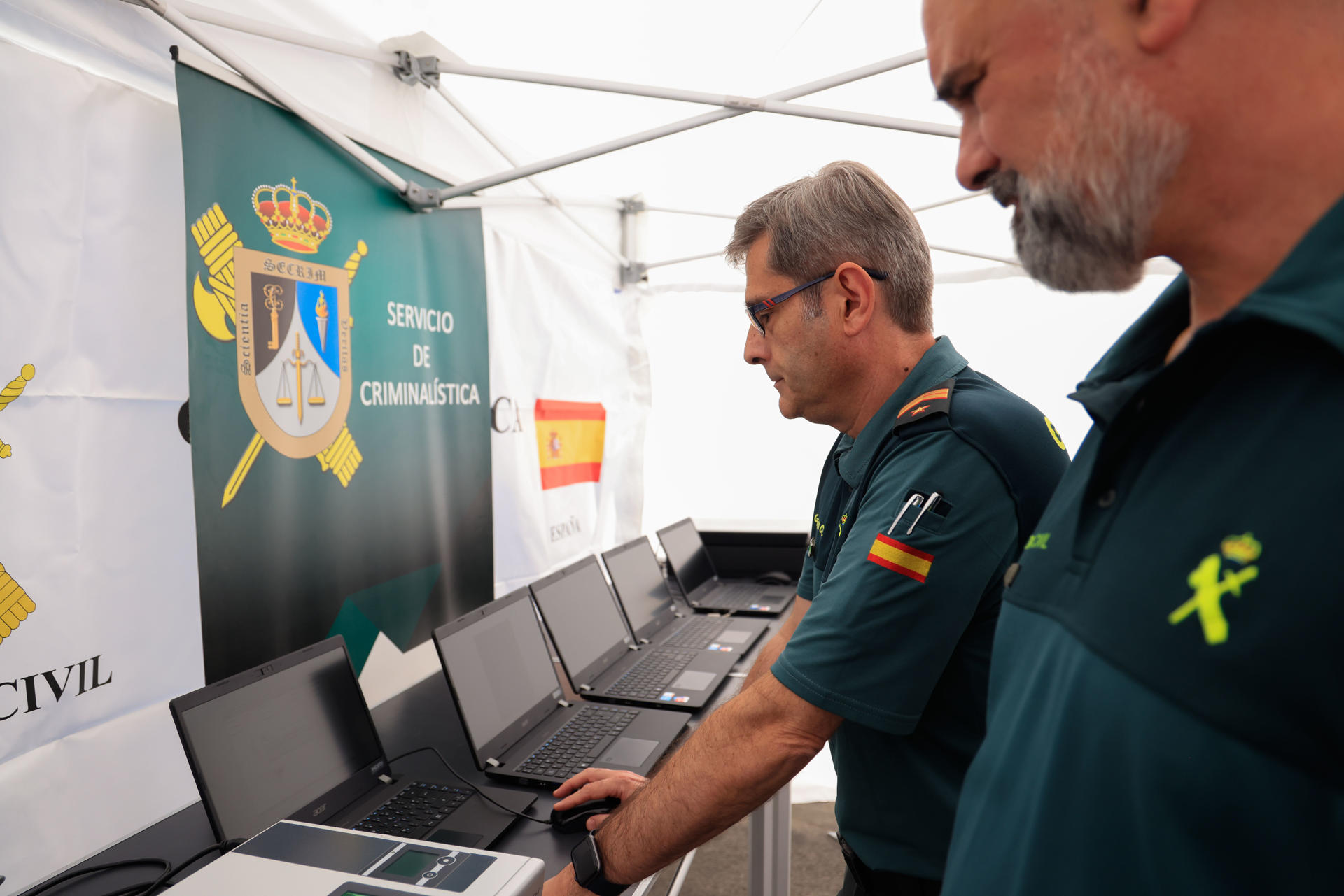 La Guardia Civil ha dado un paso más en la identificación de cadáveres y ha creado un puesto de trabajo portátil integral que agilizará la comprobación lofoscópica de la identidad de los fallecidos en grandes catástrofes, por muy inaccesible e inhóspito que sea el lugar del suceso. EFE/ Pablo R. Seco
