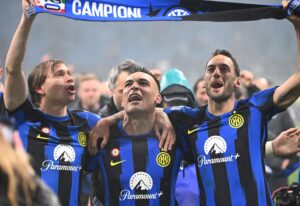 Fotografía de Daniel Dal Zennaro, en la que puede verse en una imagen de archivo del 22 de abril de 2024 al argentino Lautaro Martínez (c) y al turco Hakan Calhanoglu (d), durante la celebración de un título del Inter de Milán. EFE