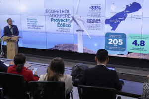 El presidente de Ecopetrol, Ricardo Roa, habla en una rueda de prensa este lunes, en Bogotá (Colombia). EFE/ Carlos Ortega