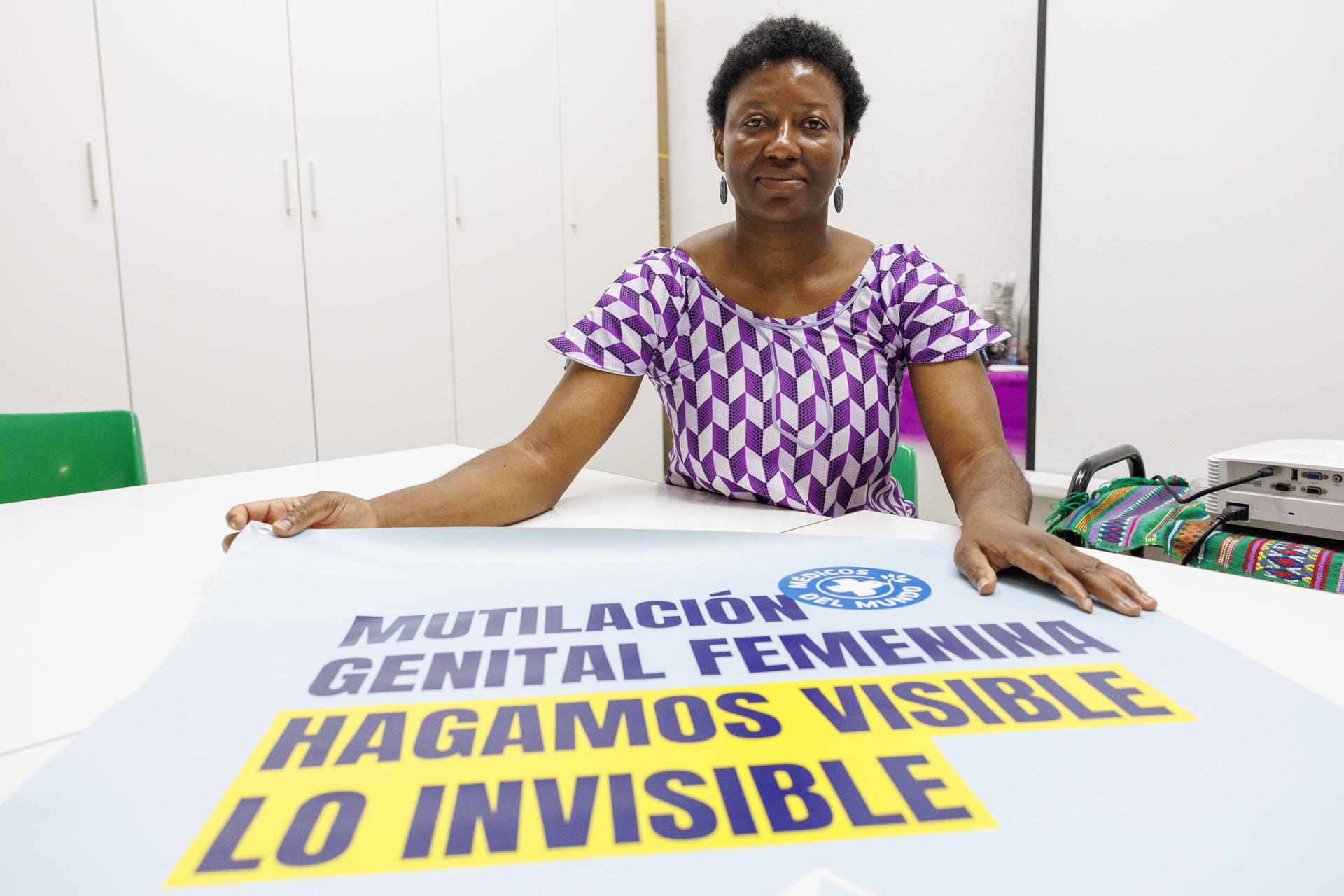 Mamb Atjaba, mentora de Médicos del Mundo en Aragón, durante una entrevista a EFE en la que aborda la mutilación genital femenina que a pesar de décadas de avances, en muchos lugares se siguen manteniendo prácticas del pasado y lleva a las niñas que la sufren a enfrentarse a cicatrices que las perseguirán toda la vida.EFE/ Javier Cebollada