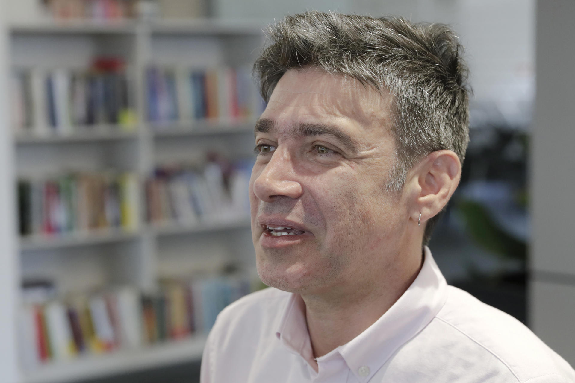 El escritor colombiano Antonio García Ángel habla durante una entrevista con EFE, en Bogotá (Colombia). EFE/ Carlos Ortega