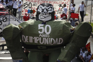 Fotografía de una figura que simboliza a la dictadura militar este miércoles, durante una marcha en conmemoración del 50 aniversario de la masacre de universitarios, en San Salvador (El Salvador). EFE/Rodrigo Sura