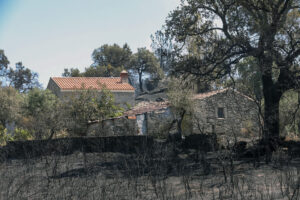 El pueblo de Aldeia do Bispo, concejo de Penamacor calcinada por el incendio de la localidad portuguesa próxima a Cáceres que se declaró ayer. EFE/Carlos García