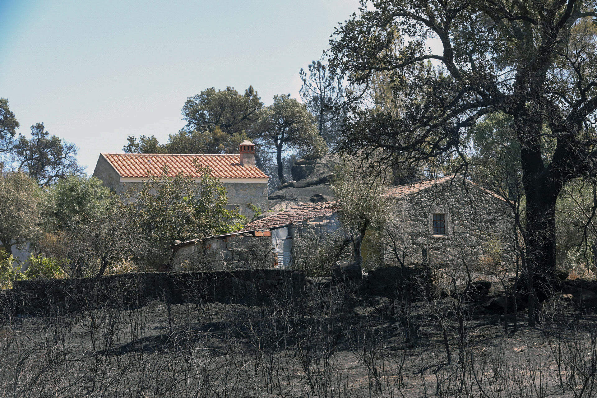 El pueblo de Aldeia do Bispo, concejo de Penamacor calcinada por el incendio de la localidad portuguesa próxima a Cáceres que se declaró ayer. EFE/Carlos García