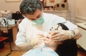 El Consejo General de Dentistas ha advertido este martes de la creciente tendencia en la red social TikTok de empresas que promocionan paquetes vacacionales a Marruecos que incluyen vuelos, alojamiento, actividades culturales y tratamientos dentales, como carillas de composite, a 1.250 euros. EFE / SIPA PRESS.